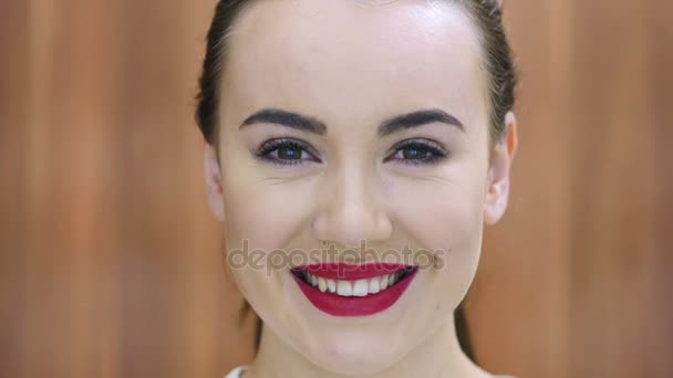 Primer plano de cara de niña sonriente, labios rojos — Vídeos de Stock