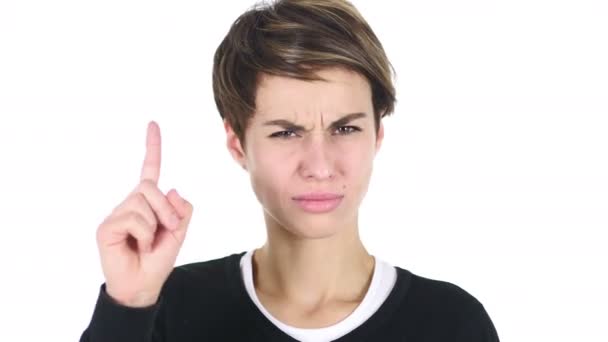 Retrato de una hermosa mujer joven saludando con el dedo para rechazar — Vídeos de Stock