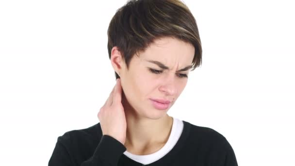Молодая женщина с болями в шее, белый фон — стоковое видео