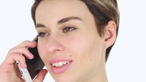 Крупним планом жінка розмовляє по телефону з клієнтом — стокове відео