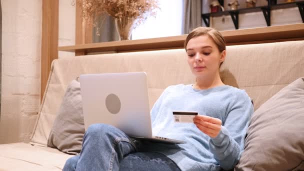 Шопінг онлайн від жінки, оплата кредитною карткою — стокове відео