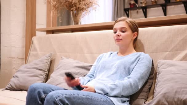 Relaxe Mulher saindo do quarto depois de assistir TV — Vídeo de Stock