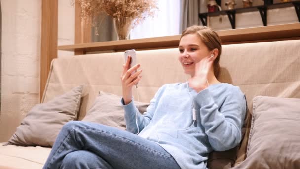 Junge Frau beim Videochat auf dem Smartphone — Stockvideo