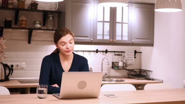 Kopfschmerzen, frustrierte müde Frau, die in der Küche am Laptop arbeitet — Stockvideo