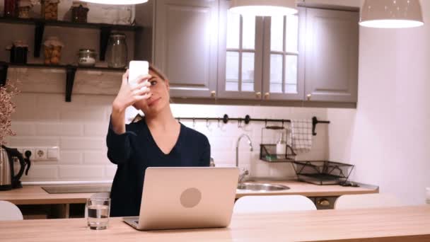 Mujer joven tomando fotos con Smartphone, Selfie en la cocina — Vídeo de stock