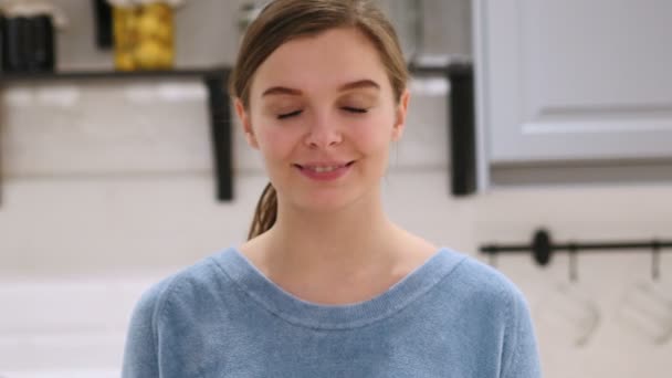 Портрет улыбающейся позитивной женщины дома — стоковое видео