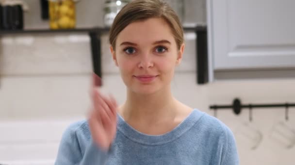 Jonge vrouw wijzend op de Camera met vinger — Stockvideo