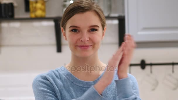 Aplaudendo, batendo palmas jovem bela mulher para o sucesso — Vídeo de Stock