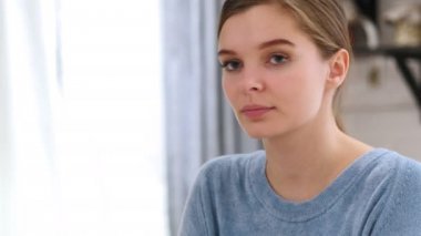 Başparmak aşağı kadının, sevmeme yakın kadar reddetme