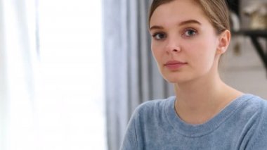 Evde başarı kutluyor mutlu çekici kadın