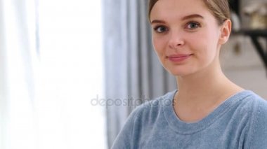 Tamam, güzel genç kadın tarafından jest iz