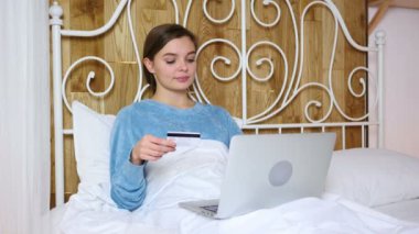 Kadın yatakta başarılı Online alışveriş için hareket heyecan