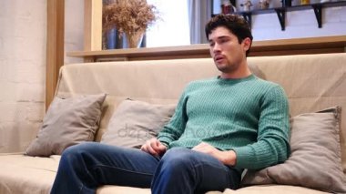 Soar boğaz, öksürük, evde oturan adam hasta