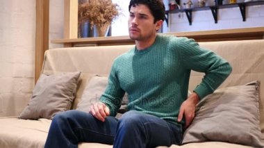 Bel ağrısı evde kanepede Relax çalışırken, adamla