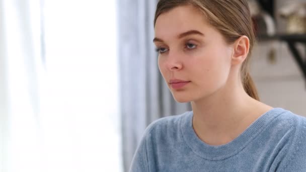 Крупним планом серйозна красива молода жінка модель вдома — стокове відео