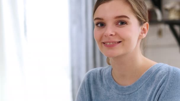 Close Up of Sorrindo positivo bela jovem mulher modelo em casa — Vídeo de Stock