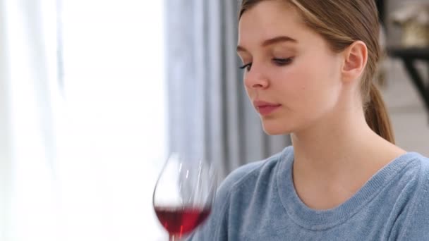 Wanita cantik minum anggur di rumah — Stok Video