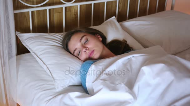 Mladá žena spí v noci v posteli — Stock video