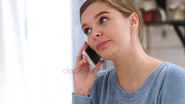Молода жінка розмовляє на мобільному телефоні, обговорює та веде переговори — стокове відео