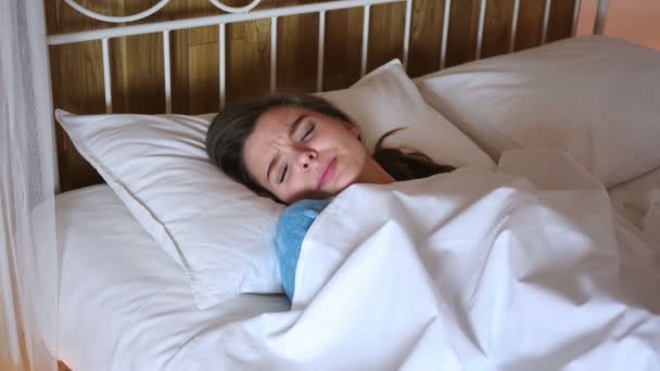 Mulher desconfortável dormindo na cama à noite, inquietação — Vídeo de Stock