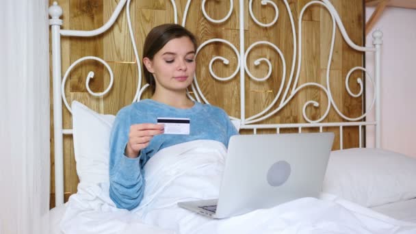 Compras online por mulher na cama, pagamento com cartão de crédito — Vídeo de Stock