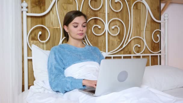 Femme au lit de travail sur ordinateur portable obtient incroyable aand surpris — Video