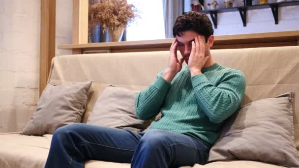 Человек с головной болью, разочарованием и напряжением дома — стоковое видео