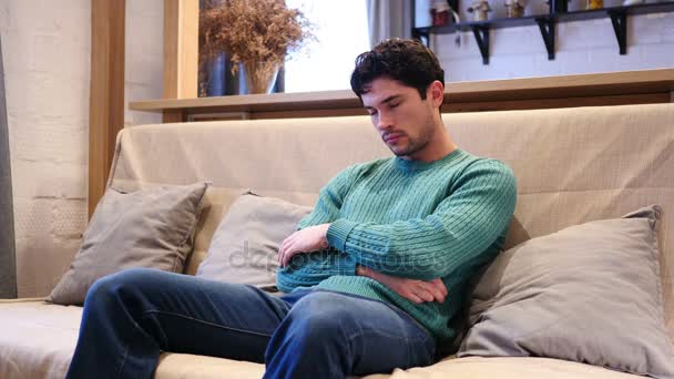 Спляча втомився молодий чоловік на дивані в домашніх умовах — стокове відео