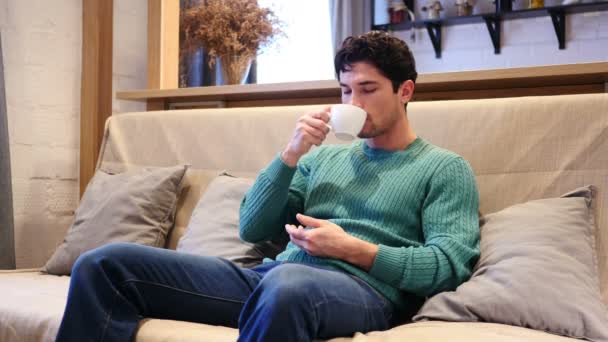 Retrato de un joven tomando café en casa — Vídeo de stock