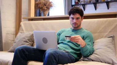 Online alışveriş tarafından adam yatakta, kredi kartı ile ödeme