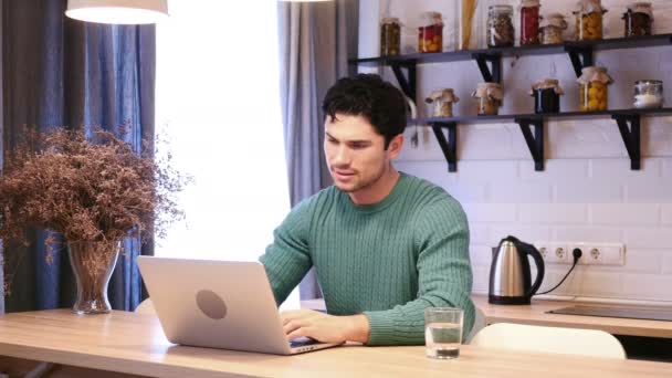 Homem deprimido perturbado por perda de trabalho no laptop, sentado na cozinha — Vídeo de Stock