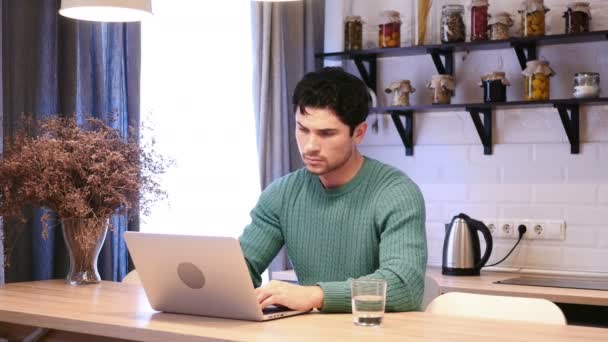 Hombre cansado completando el trabajo en el ordenador portátil y dejando la cocina para el descanso — Vídeo de stock