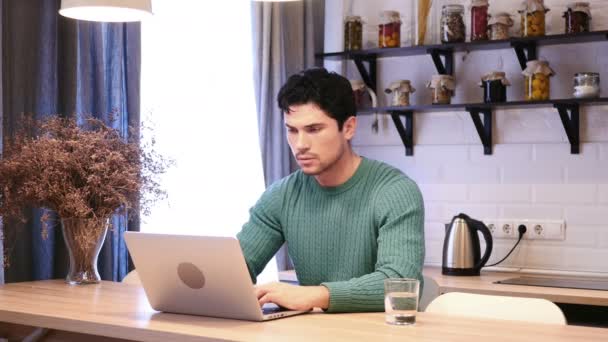 Frustrated Angry Man Lucrând pe laptop, Strigând, Abuzând în bucătărie — Videoclip de stoc