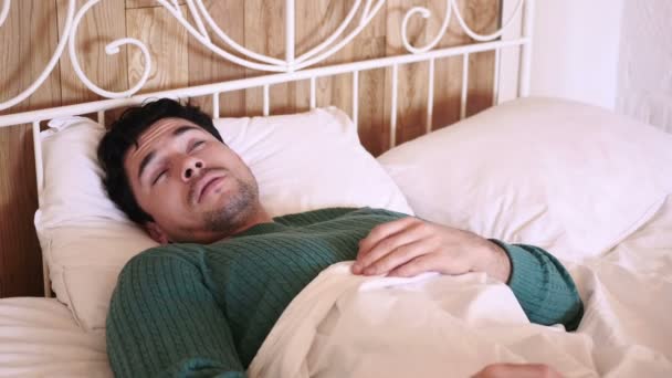 Despertar al hombre positivo después de tener un sueño saludable — Vídeos de Stock