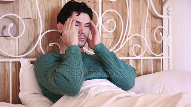 Spänningar och huvudvärk, frustrerad Man med Stress arbete — Stockvideo