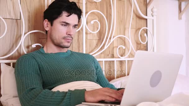 Muž sedící na gauči naštvaný ztrátou, pracují na notebooku — Stock video