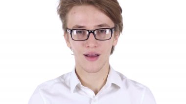 Başparmak yukarıya el hareketi gözlüklü adam portresi