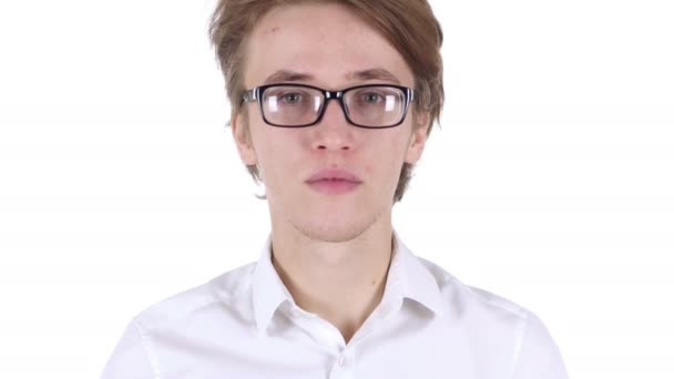 Портрет человека в очках с опущенными пальцами — стоковое видео