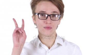 Zafer işareti işaret gözlüklü adam portresi