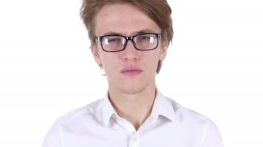 Çöp için parmak sallayarak gözlüklü adam portresi