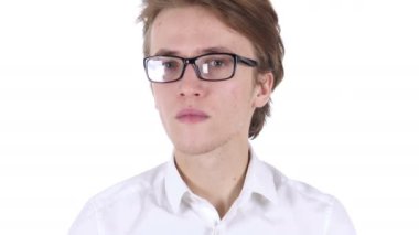 Gizli, beyaz arka plan dinleme gözlüklü genç yakışıklı adam