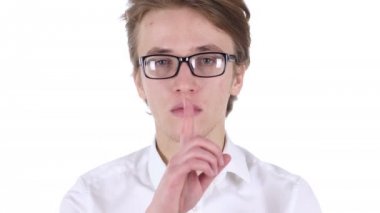 Sessizlik, dudaklarında parmak işaret gözlüklü adam portresi