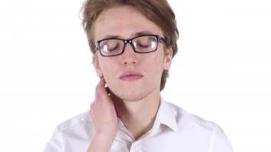 Boyun ağrısı, beyaz arka plan ile gözlüklü adam