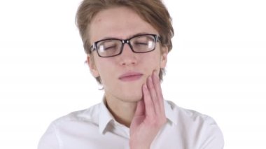 Diş ağrısı, diş enfeksiyonu olan gözlüklü adam