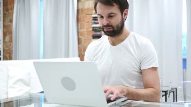 Şok, merak sakallı adam laptop evde oturma, çalışma