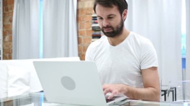 Yüksek sesle, çığlık öfkeli adam deli sorunları olan çalışması ile gidiyor