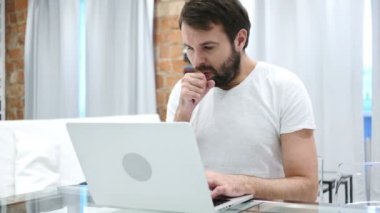 Soar boğaz, öksürük, evde oturmuş sakallı adam hasta