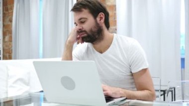 Uyuyan yorgun genç kanepe adam evde sakal