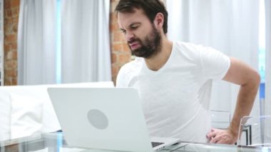 Bel ağrısı evde kanepede Relax çalışırken, adamla sakal