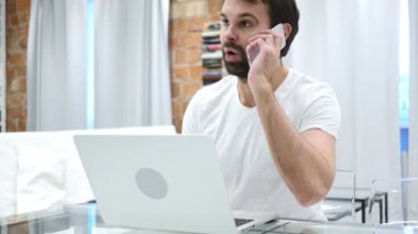 Evet, telefon görüşmesi katılıyor sakallı adam